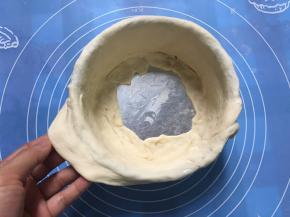 将擀开的面皮，包裹一下，留出2cm宽的面皮在外