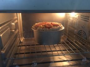 放入预热好的烤箱中下层，180度烘烤40分钟