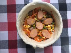 放入玉米红萝卜豆角粒和火腿肠