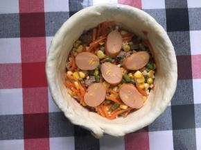 放入玉米红萝卜豆角粒和火腿肠
