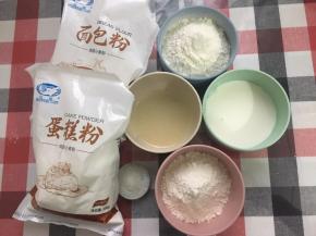 先准备好披萨饼底的材料，这次我用的是白鲨的面粉，吸水性比较强，如果亲用的是其他品牌，记得液体量适当调整一下哦！