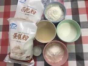 先准备好披萨饼底的材料，这次我用的是白鲨的面粉，吸水性比较强，如果亲用的是其他品牌，记得液体量适当调整一下哦！