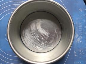 6寸圆模四周和底部都涂上黄油