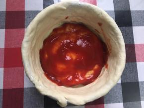 涂上一层披萨酱