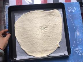 面团尽量擀薄，放置在垫有油纸的烤盘上