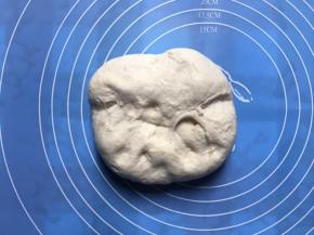 面团搓揉擀开排气，然后盖上保鲜膜静置15分钟