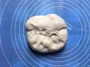面团搓揉擀开排气，然后盖上保鲜膜静置15分钟