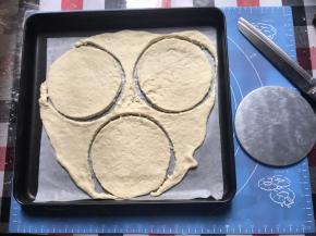 拿一个6寸蛋糕模具底，用刀切出3个圆底