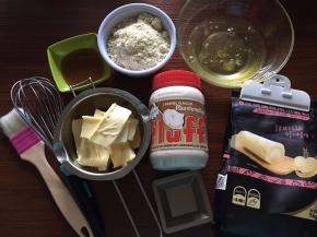 准备工作：杏仁粉先过筛一次，然后将杏仁粉和低粉一起再次过筛备用