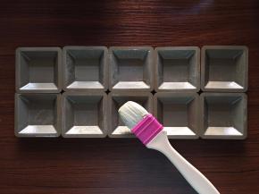 在费南雪模具表层涂上一层软化的黄油，放冰箱冷藏备用