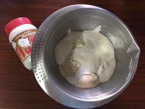 在过筛的粉类中加入Fluff焦糖棉花糖，并用打蛋器混合均匀