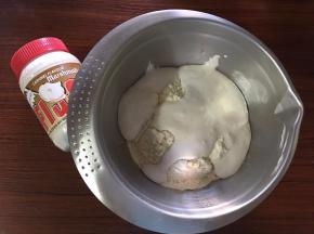 在过筛的粉类中加入Fluff焦糖棉花糖，并用打蛋器混合均匀