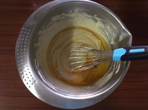 加入冷却至40度左右的焦化黄油，用打蛋器混合均匀