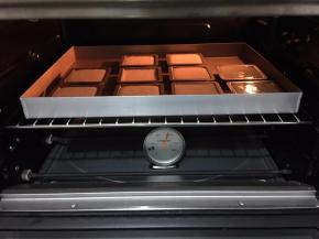 烤箱预热200度，上下火中层，10-15分钟；出炉后立即脱模