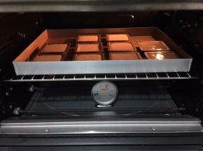 烤箱预热200度，上下火中层，10-15分钟；出炉后立即脱模