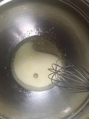 牛奶和玉米油混合，乳化。