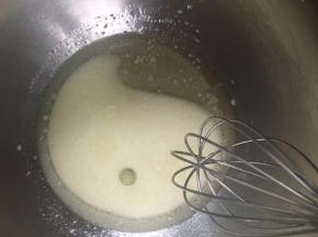 牛奶和玉米油混合，乳化。