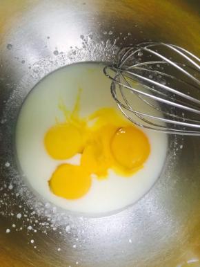加入蛋黄，充分搅拌。