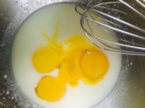 加入蛋黄，充分搅拌。