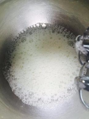 打发蛋清，出现鱼眼泡时加入第一次Fluff棉花糖。