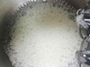 打发蛋清，出现鱼眼泡时加入第一次Fluff棉花糖。