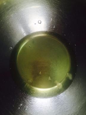 蛋清中，加入几滴柠檬汁，也可以不加，因为我们今天用了液体棉花糖。