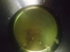 蛋清中，加入几滴柠檬汁，也可以不加，因为我们今天用了液体棉花糖。