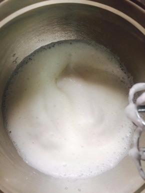 泡泡变密集时，加入第二次。