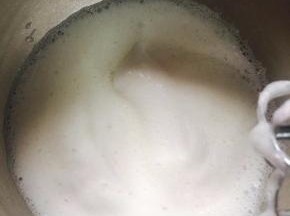 泡泡变密集时，加入第二次。