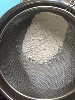 筛入低筋面粉，充分拌匀，切记不要画圈搅拌，N字型拌匀。