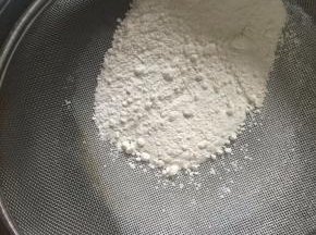 筛入低筋面粉，充分拌匀，切记不要画圈搅拌，N字型拌匀。