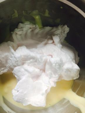 把剩下的蛋白加入蛋黄糊，翻拌均匀