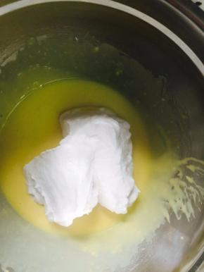 取三分之一蛋白加入蛋黄糊，切拌手法翻拌均匀。