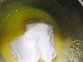 取三分之一蛋白加入蛋黄糊，切拌手法翻拌均匀。