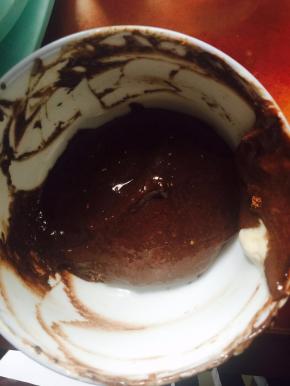 取一些拌好的蛋黄蛋白糊加入可可粉里面，充分拌匀。