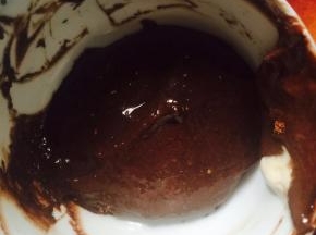 取一些拌好的蛋黄蛋白糊加入可可粉里面，充分拌匀。