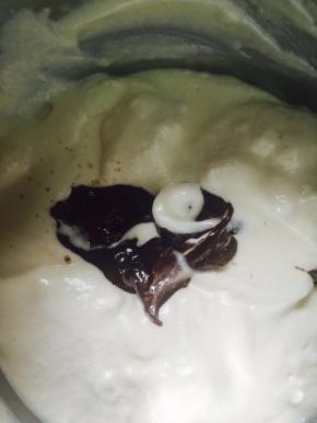 把可可糊放入拌好的蛋糊，翻拌均匀。