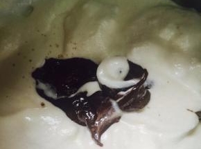 把可可糊放入拌好的蛋糊，翻拌均匀。