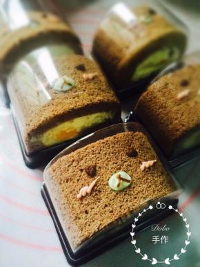 切块后，用粉色，白色和原色巧克力融化给蛋糕卷画上眼睛嘴巴鼻子，小红脸颊就可以啦~~