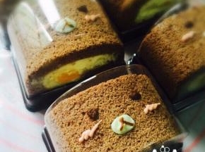 切块后，用粉色，白色和原色巧克力融化给蛋糕卷画上眼睛嘴巴鼻子，小红脸颊就可以啦~~