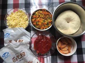 玉米，红萝卜，豆角切粒放点盐炒熟，尽量炒干水分，火腿肠切片备用，准备好各种材料！