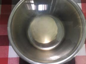 面团滚圆放盘里盖上保鲜膜，放冰箱冷藏一夜，约16小时，冷藏发酵