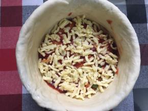 放上马苏里拉芝士碎