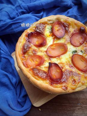 成品出炉，表面的火腿肠摆放出花型，像不像一个蛋糕呢？