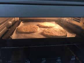 烤箱提前180度预热，把3饼底送进烤箱中层180度烤12分钟