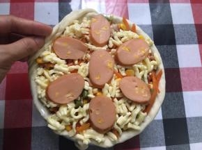 直至3层饼底和馅料全部放好，将之前预留的披萨边滚上包住边缘