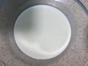 过筛一下粉浆，滤掉没有溶解的细渣