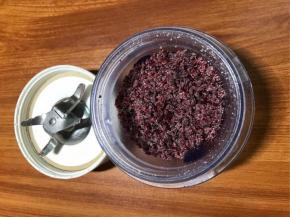 放入小料理机打碎，放奶粉是能够好打些。