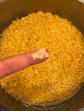 随便拿起一颗，轻松碾压成粉的感觉，就是熟了，我的锅比较薄，煤气灶火力比较大，半个小时就够，如果你的锅厚，火小，那么请延长时间喔。