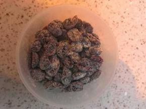 蔓越莓和10克奶粉混合，摇匀。